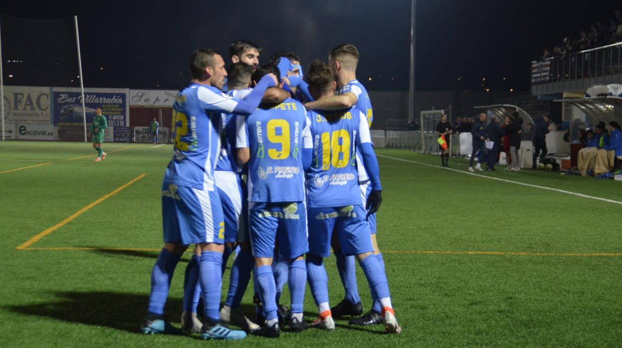 Los jugadores del Villarrubia celebran uno de los tantos contra el San Fernando