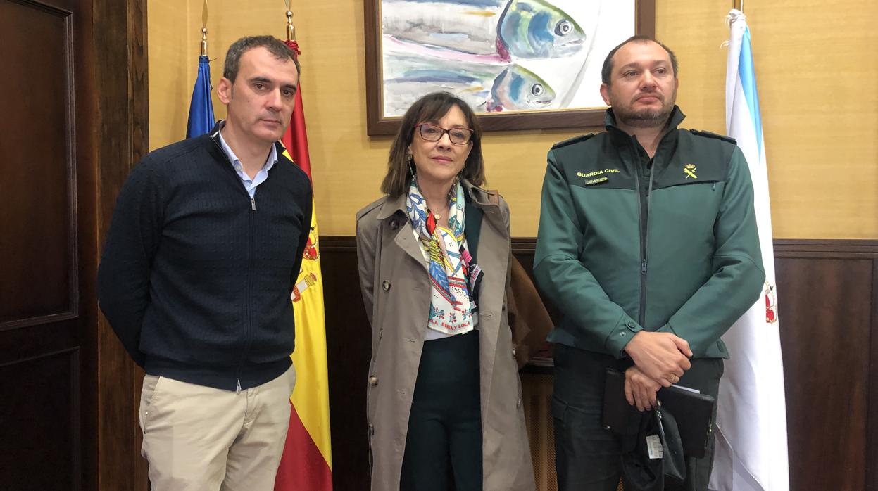 Enrique Cabaleiro, junto a Maica Larriba y el teniente coronel Touceda, tras la reunión de este lunes