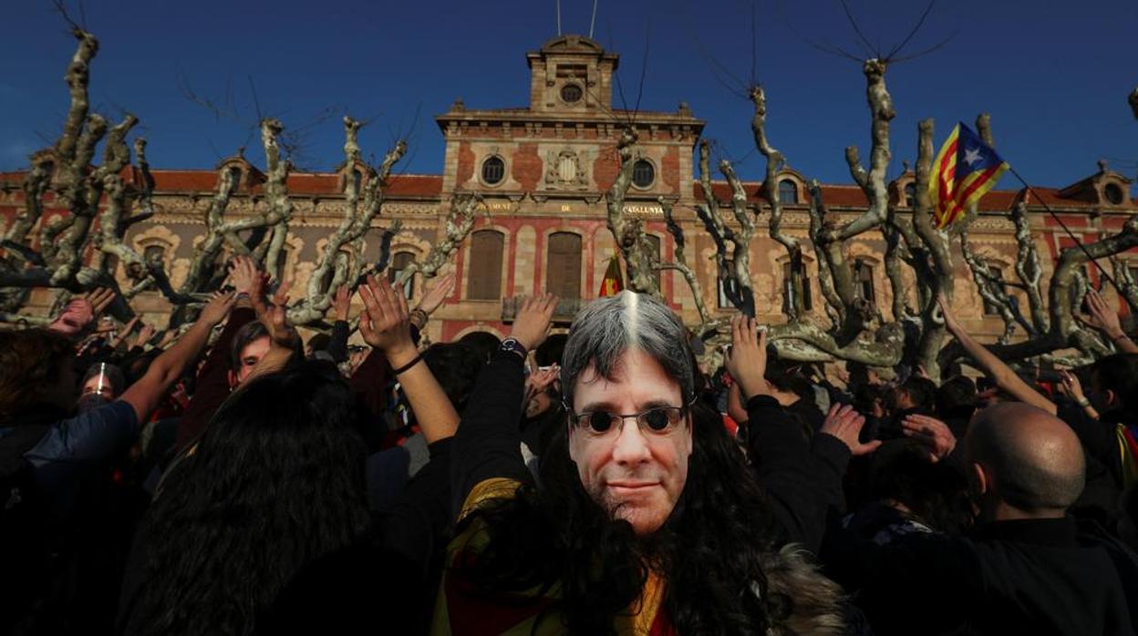 Manifestación independentista ante el Parlament