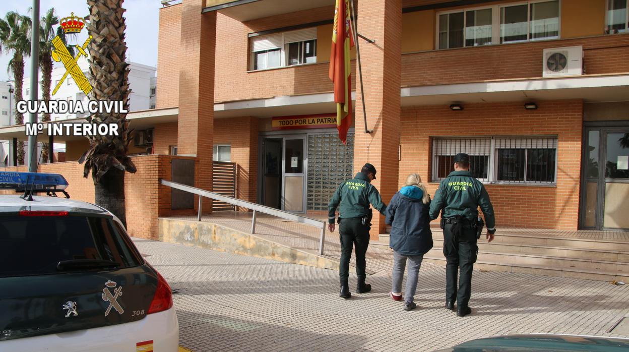 Imagen de la detenida acompañada de dos agentes de la Guardia Civil