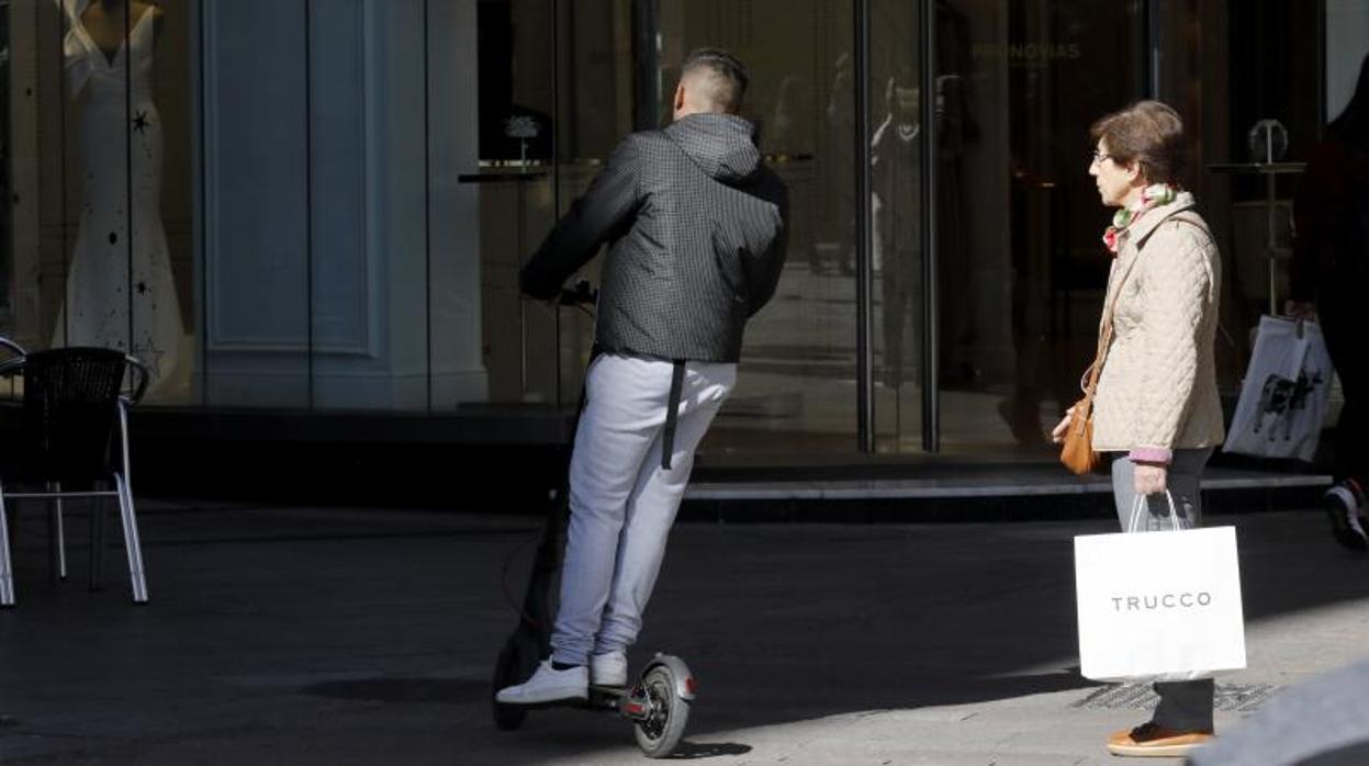 Un hombre, a bordo de un patinete