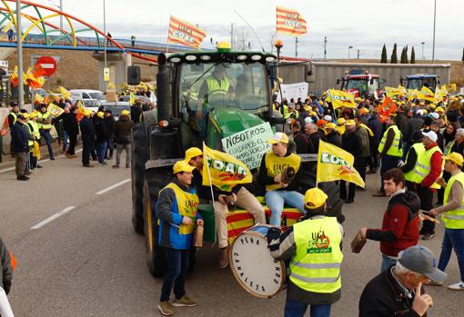 Masiva protesta de agricultores y ganaderos en Zaragoza por los bajos precios y la falta de ayuda