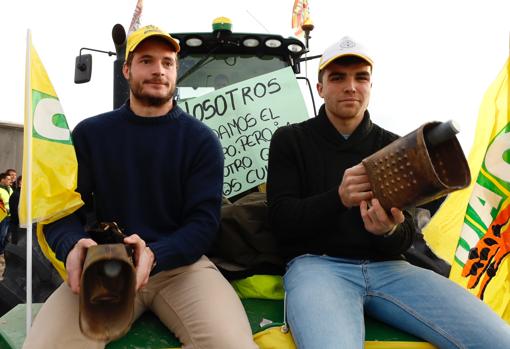 Masiva protesta de agricultores y ganaderos en Zaragoza por los bajos precios y la falta de ayuda