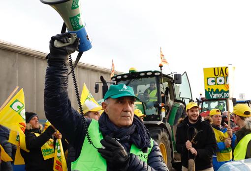 Masiva protesta de agricultores y ganaderos en Zaragoza por los bajos precios y la falta de ayuda