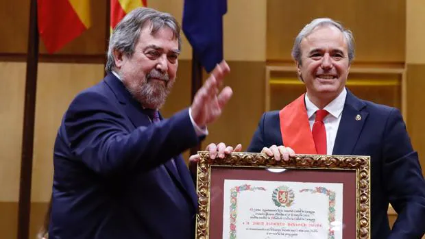 El exministro Belloch recoge la medalla de oro de Zaragoza por los 12 años que fue alcalde