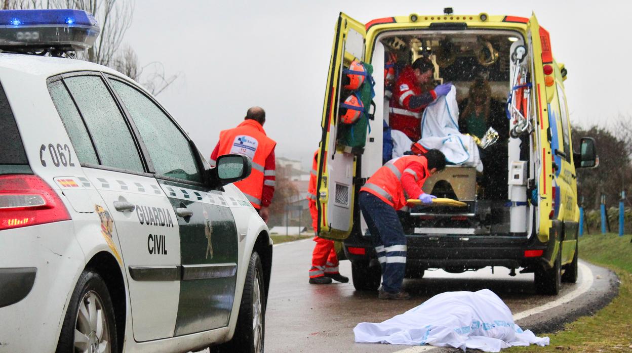 Un muerto y cuatro herido en una salida de vía de un turismo en el kilómetro 29 de la SA-325, en Bogajo (Salamanca)