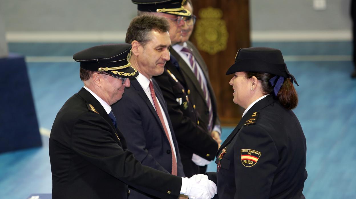 La subinspectora María Cristina Muriel Rodríguez, recibiendo su medalla