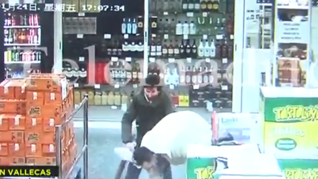 Actuación heroica en Vallecas: una mujer de 73 años se lía a «paraguazos» contra un atracador en un súper