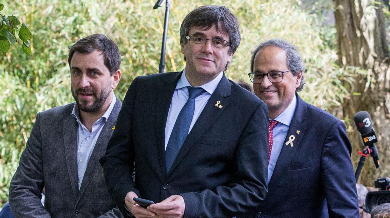 Carles Puigdemont con Quim Torra y Toni Comín en Waterloo (Bélgica) ern octubre de 2018