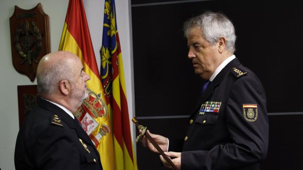 Alfonso Cid en el momento de recibir el bastón de mando de mano de Jorge Zurita, jefe de la Policía Nacional en la Comunidad Valenciana