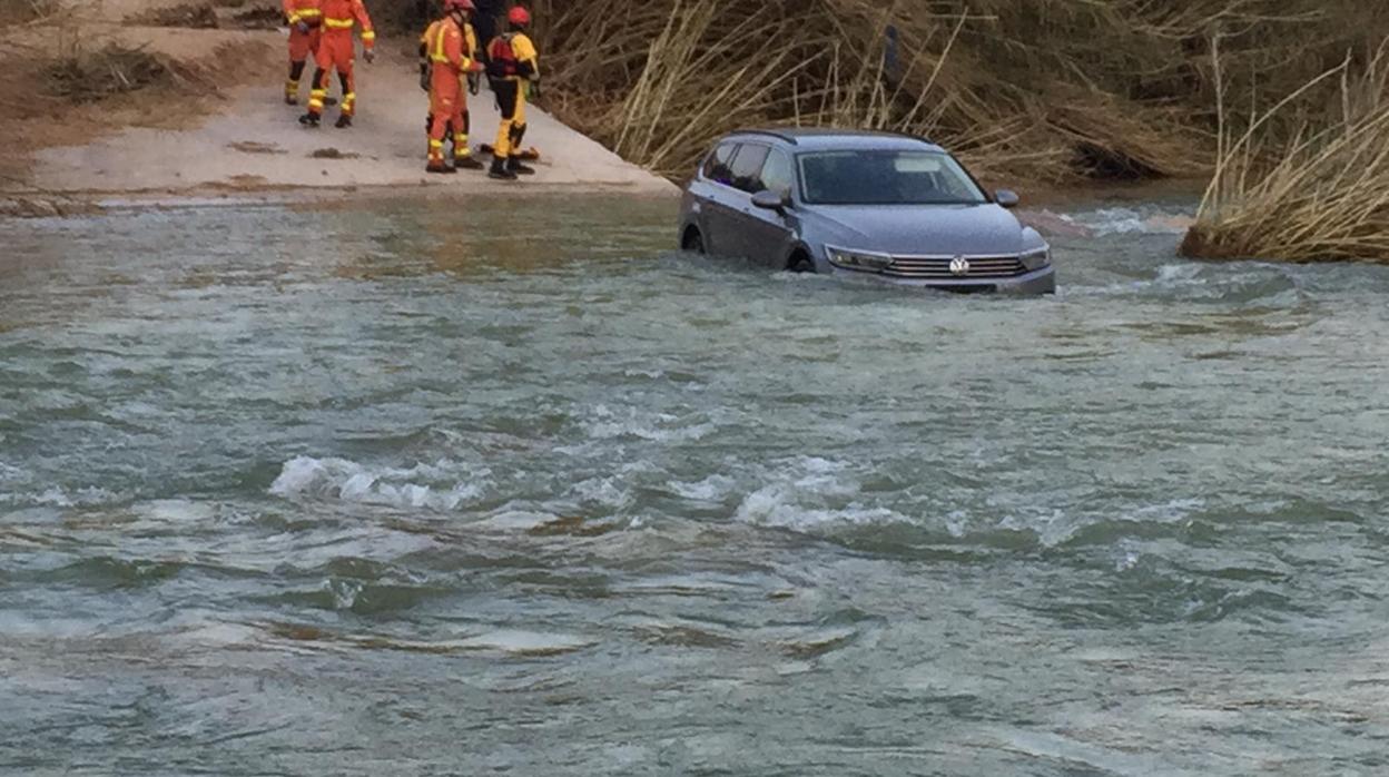 Imagen del rescate realizado por los bomberos en el río Serpis