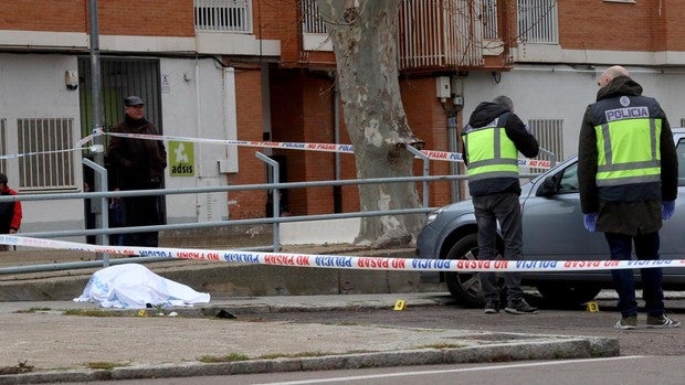 Muere un joven de 27 años tiroteado con su hija en brazos en Salamanca