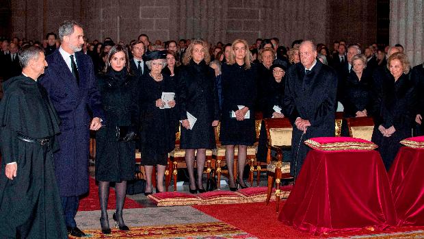 Los Reyes, la familia, autoridades y amigos despiden a Doña Pilar en El Escorial