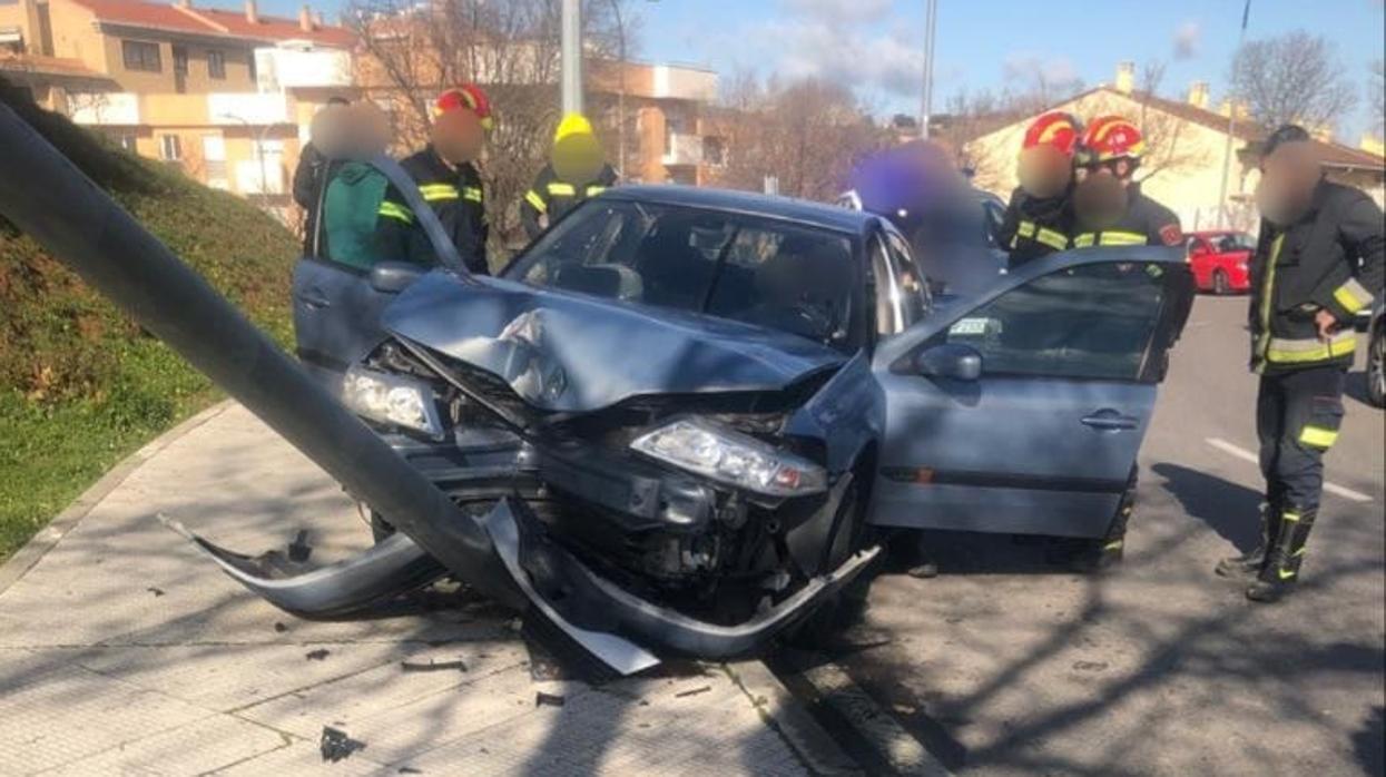 Estado en el que quedó el vehículo y la farola tras el accidente