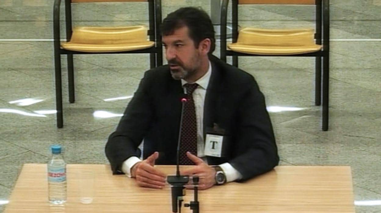 Captura de la señal institucional de televisión de la Audiencia Nacional que muestra la declaración del comisario de los Mossos d'Esquadra Ferran López