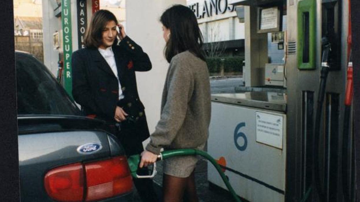 Una conductora reposta carburante en una estación de servicio, en imagen de archivo