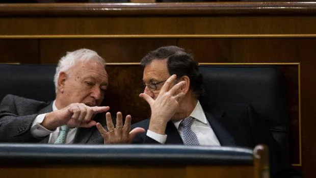 Margallo reúne al «G-5» en la presentación de su libro, donde destripa las guerras internas en el Gobierno de Rajoy