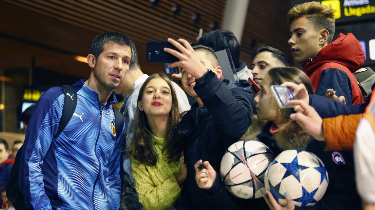 Llegada de los jugadores y el equipo técnico del Valencia al aeropuerto de León