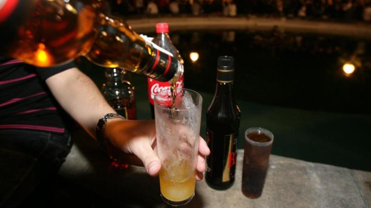 Imagen de archivo de un botellón en los Jardines de Méndez Núñez, en el centro de La Coruña