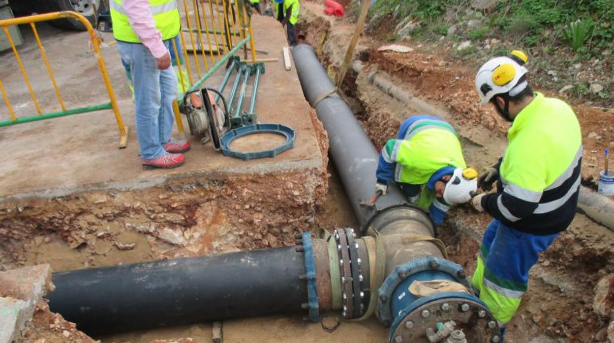 Operarios arreglando una avería en la red de abastecimiento del agua