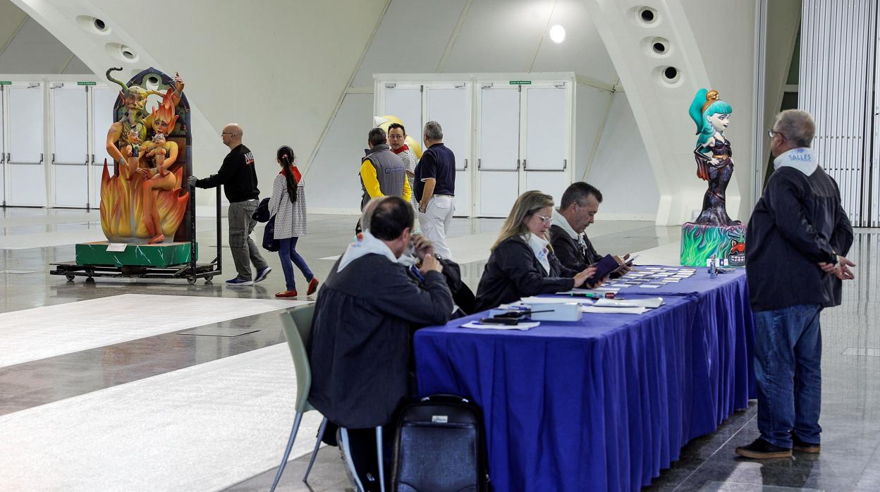 Imagen de la llegada de los primeros ninots a la Ciudad de las Artes y las Ciencias