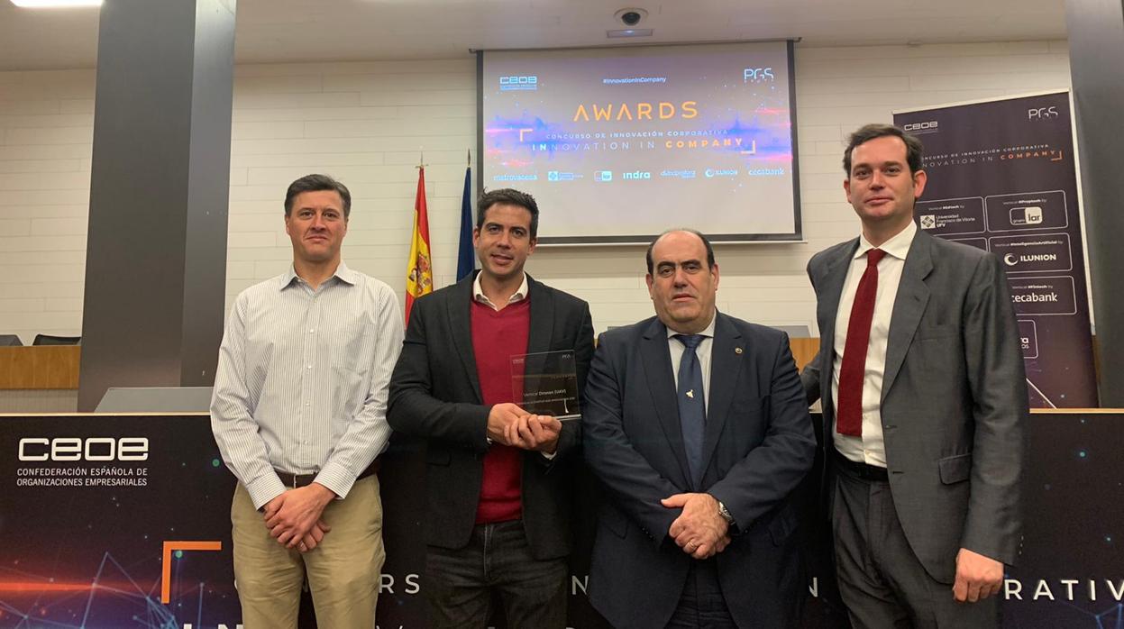 Jaime Pereira, CEO de Aerocámaras, en el centro de la imagen, sostiene el premio recibido