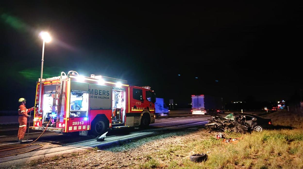 Imagen de la actuación de los bomberos en el lugar del siniestro