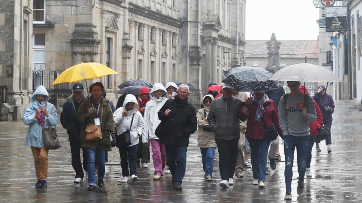 Peregrinos bajo la lluvia en Santiago, en una imagen de archivo