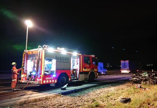 Imagen de los bomberos en el lugar del accidente