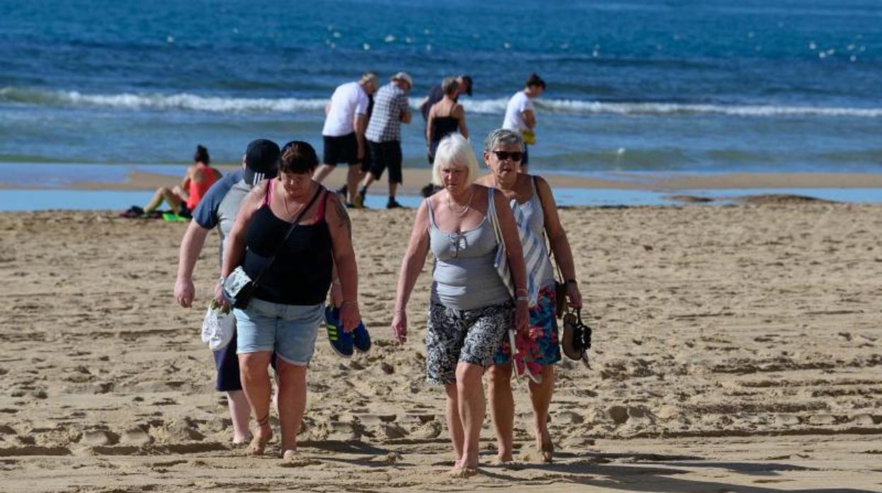 Varias turistas británicas caminan por la playa en Benidorm, este viernes