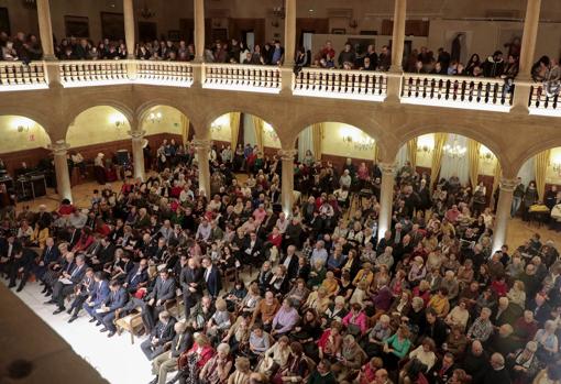 Lleno absoluto en el Casino de Salamanca con sesde en el Palacio de Figaredo