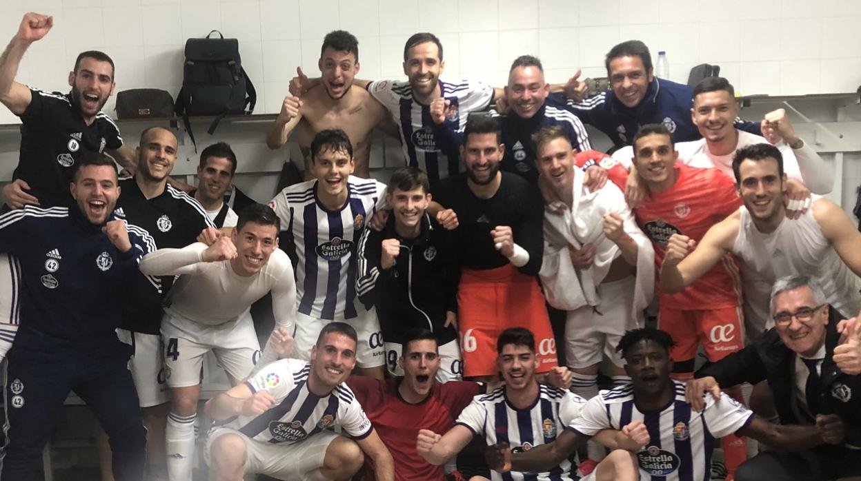 Los futbolistas blanquivioletas celebran la victoria en el vestuario balear