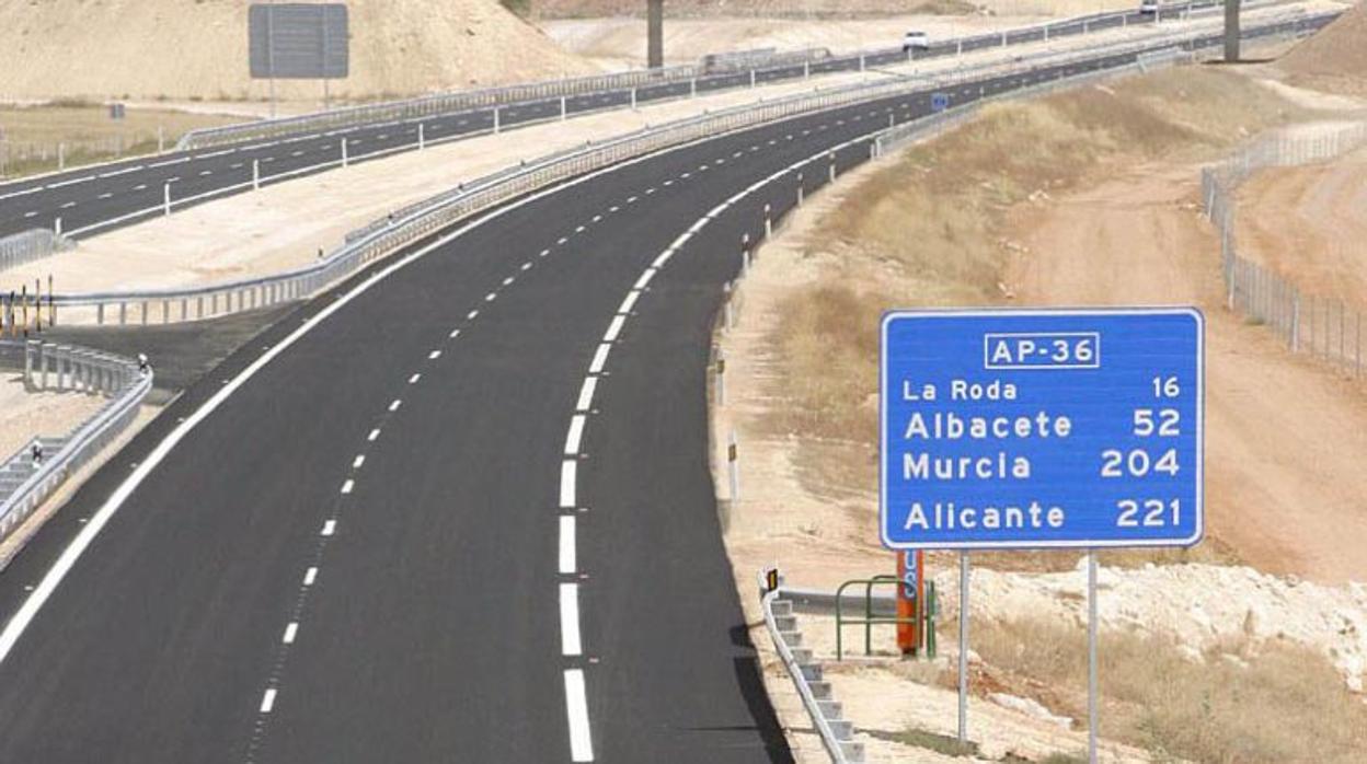 Un carril de la autopista está cortado en sentido Albacete