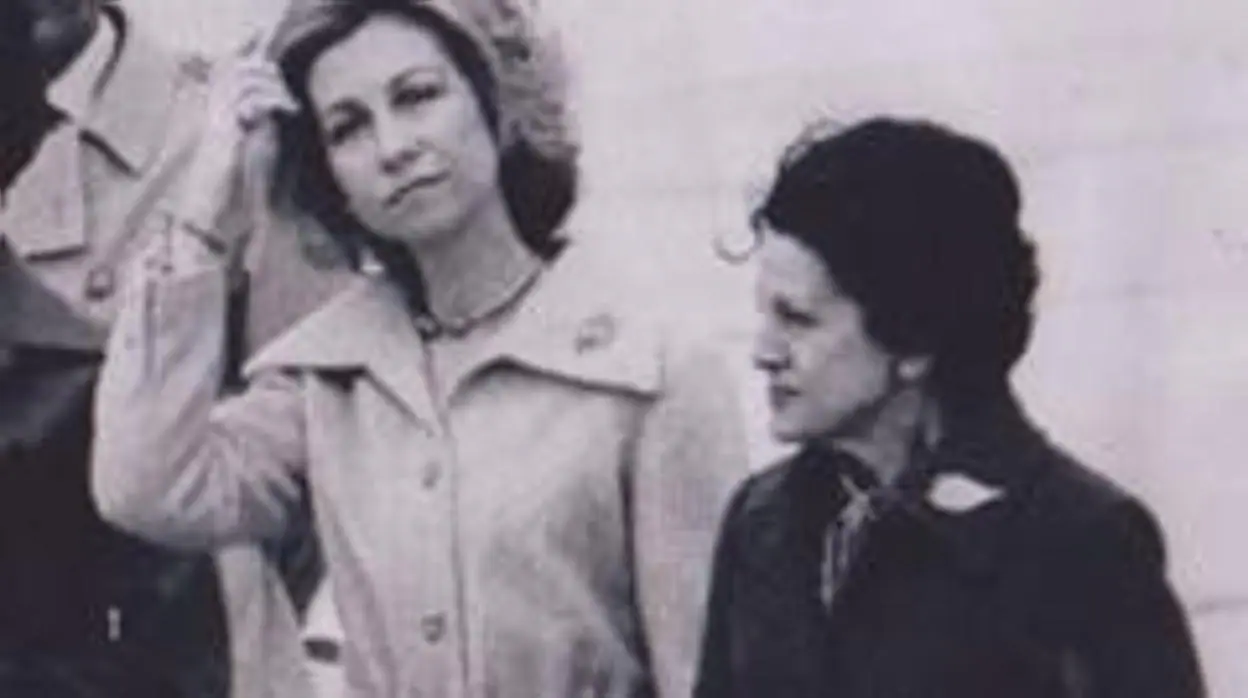 Carmen Lozana Abeo, a la derecha, con Doña Sofía