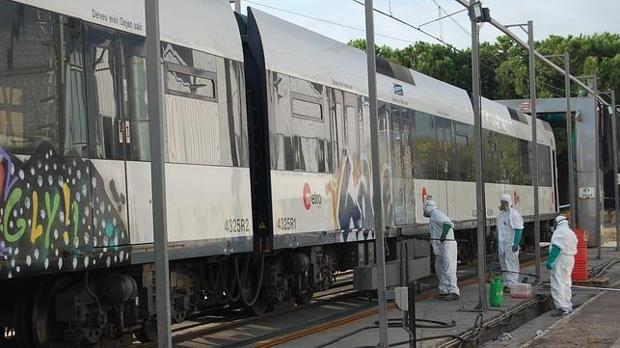 Cinco grafiteros cortan el Metro 40 minutos en Valencia invadiendo las vías