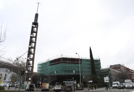 Exterior de la parroquia en la actualidad, obras