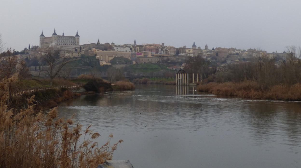 El Tajo entre la Huerta del Rey (a la izquierda) y la orilla opuesta donde el corregidor Navarro dispuso la presa y otras explotaciones agrícolas en terrenos de la ciudad