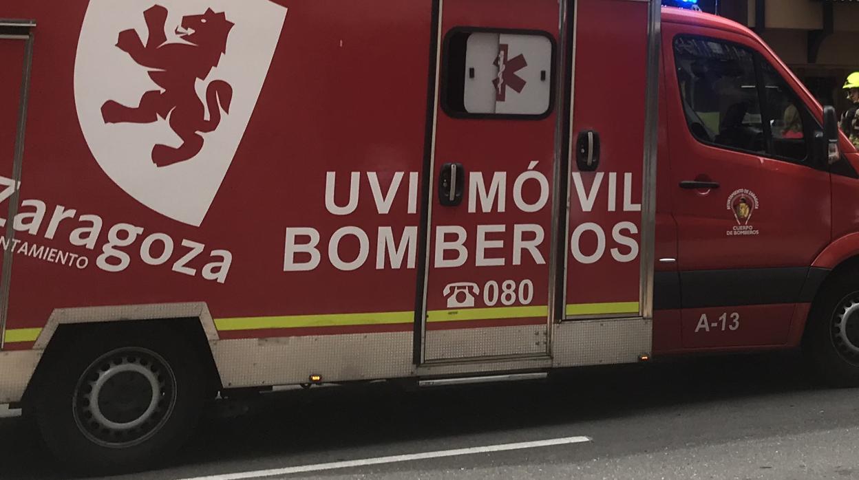 Hasta el lugar del accidente se desplazó una UVI móvil de Bomberos, pero los servicios sanitarios de emergencias no pudieron hacer nada por salvar la vida del motorista