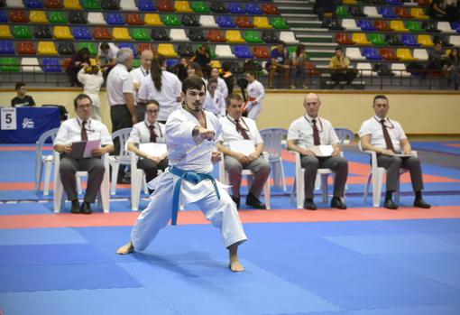 Fernando Piñango, profesor del curso de Defensa Personal en Caxton College, en una competición de kárate