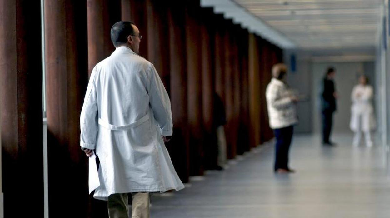 Un trabajador en el interior del Hospital Universitario Lucus Augusti