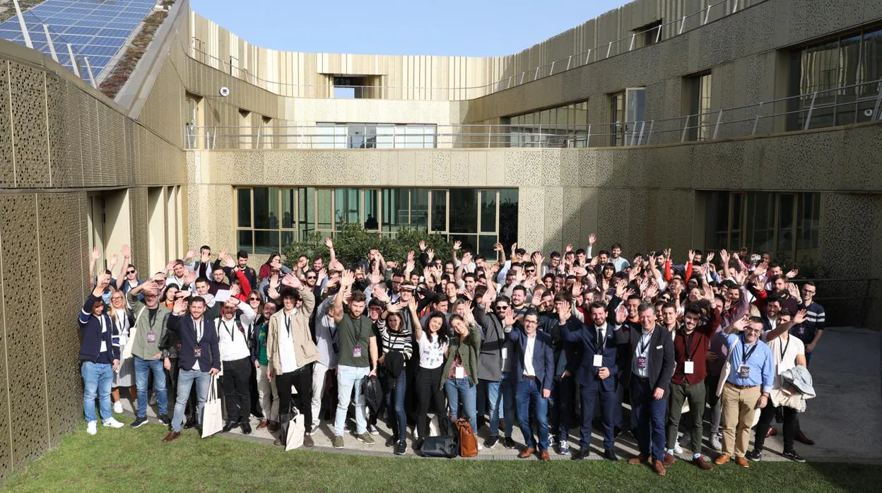 Los 100 jóvenes posando ante el Basque Culinary Center durante la celebración del foro este lunes