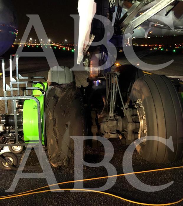 Así ha quedado la rueda del avión de Air Canada que aterrizó de emergencia en Madrid