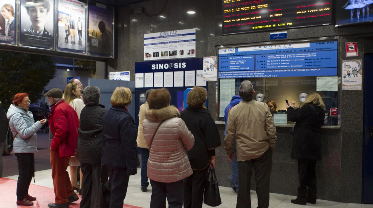 Varias personas hacen cola para comprar entradas en un cine de Madrid