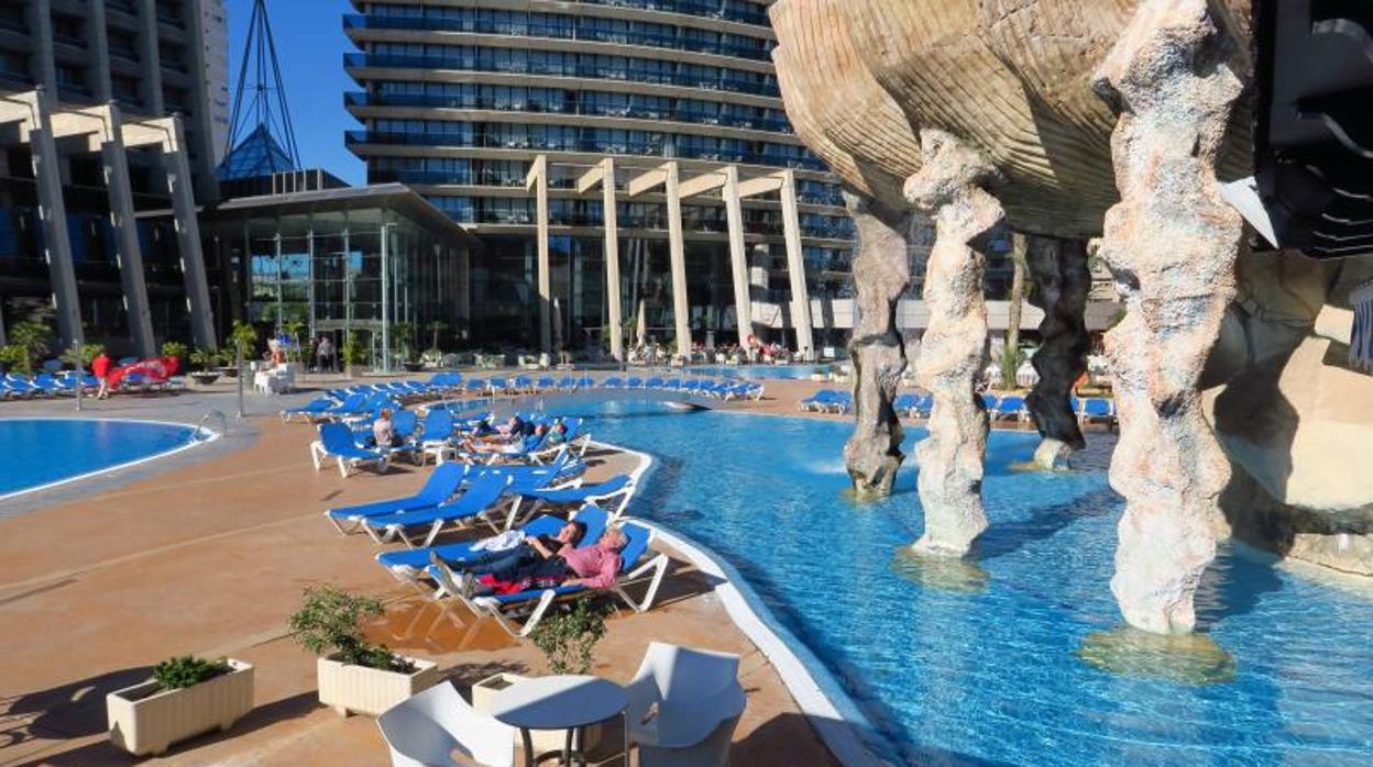 Turistas en la terraza de un hotel de Benidorm