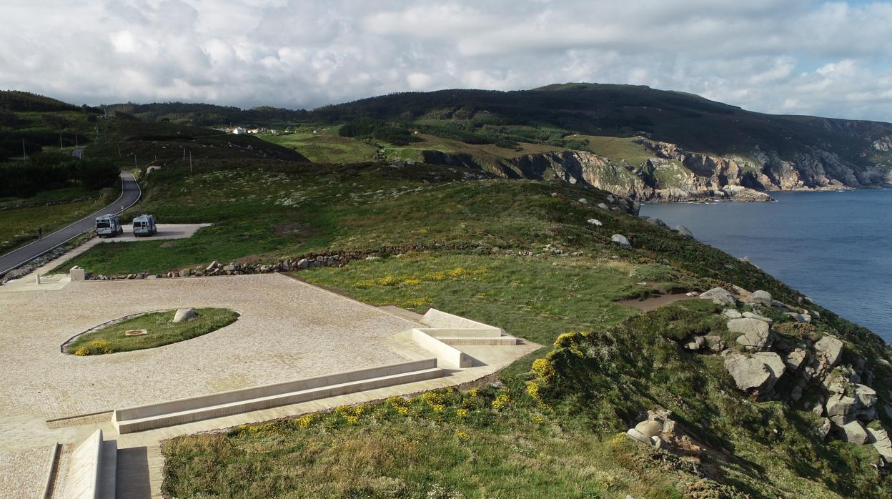 Panorámica del aparcamiento, que enlaza mediante una senda al faro de Estaca de Bares