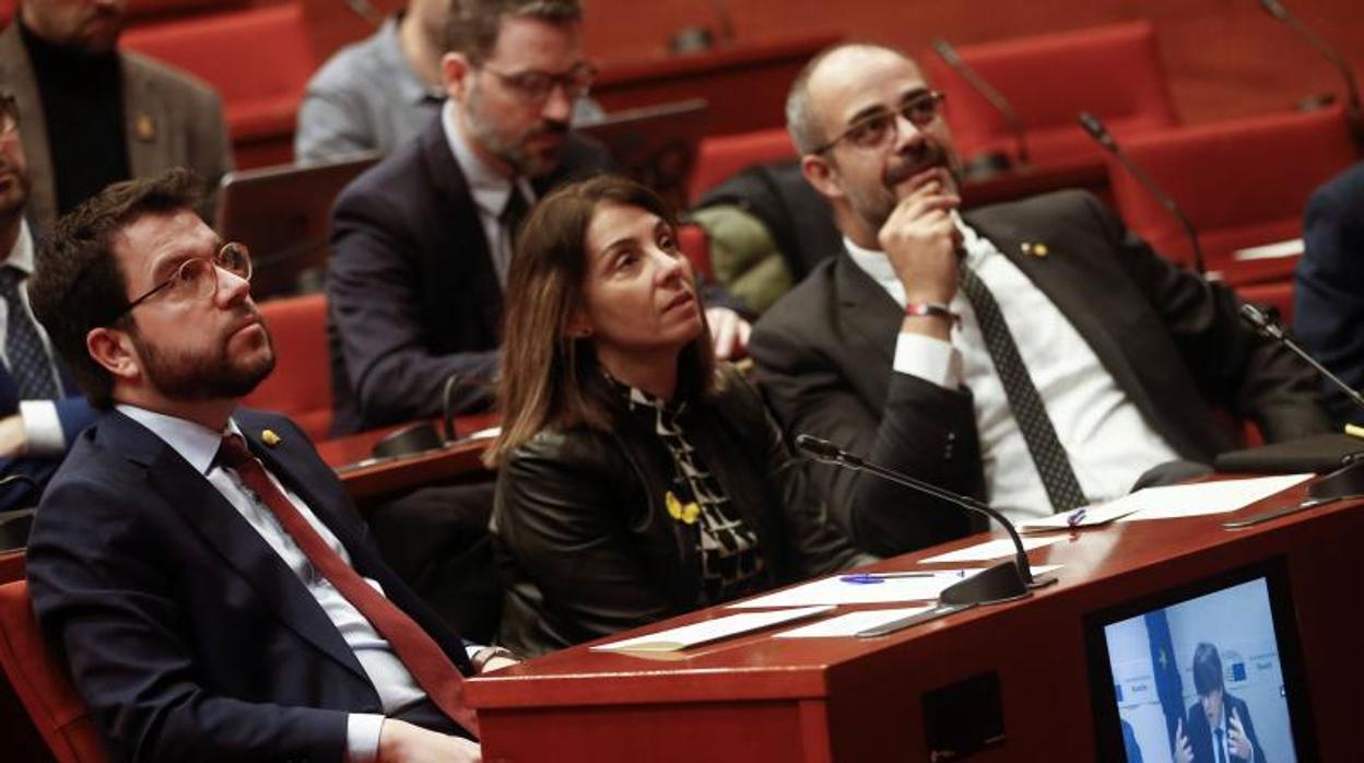 Pere Aragonès, Meritxell Budó y Miquel Buch, hoy, escuchando a Carles Puigdemont por videoconferencia en el Parlamento de Cataluña