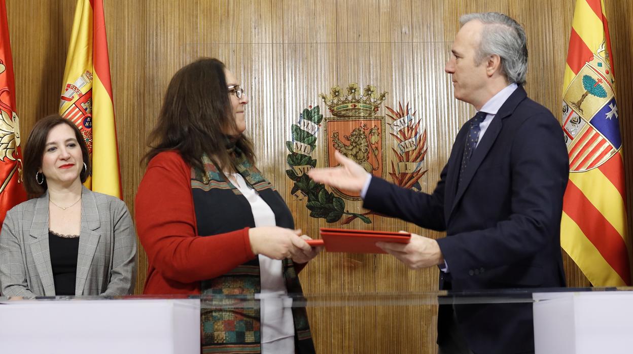 El alcalde de Zaragoza, Jorge Azcón (PP), durante la firma del convenio con la presidenta de la AVT, en presencia de la vicealcaldesa Sara Fernández (Cs)