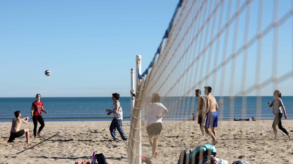 Imagen captada en pleno mes de febrero en la playa de la Malvarrosa de Valencia