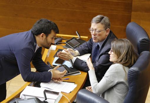 Imagen del conseller Vicent Marzà en las Cortes Valencianas junto a Ximo Puig y Mónica Oltra