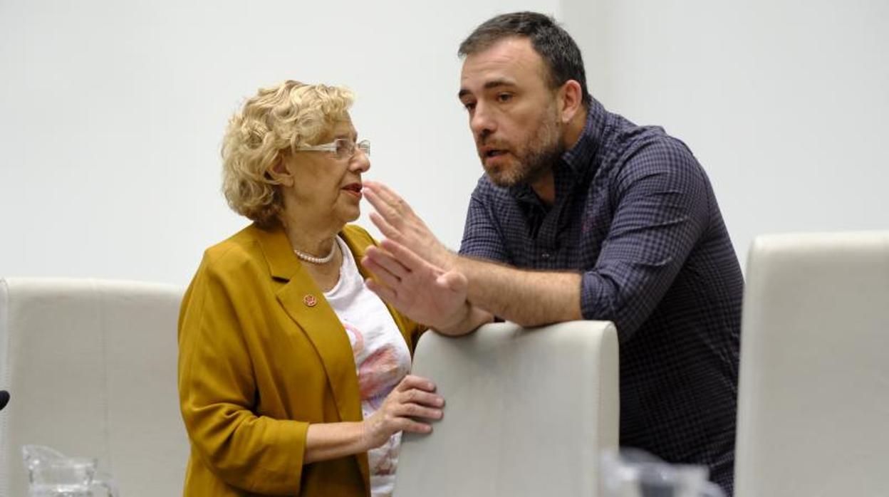 La exalcaldesa Manuela Carmena junto al ex delegado de Coordinación Territorial, Nacho Murgui